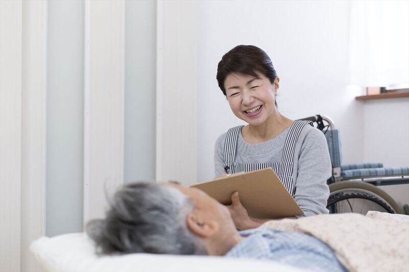 話を聞く女性スタッフ